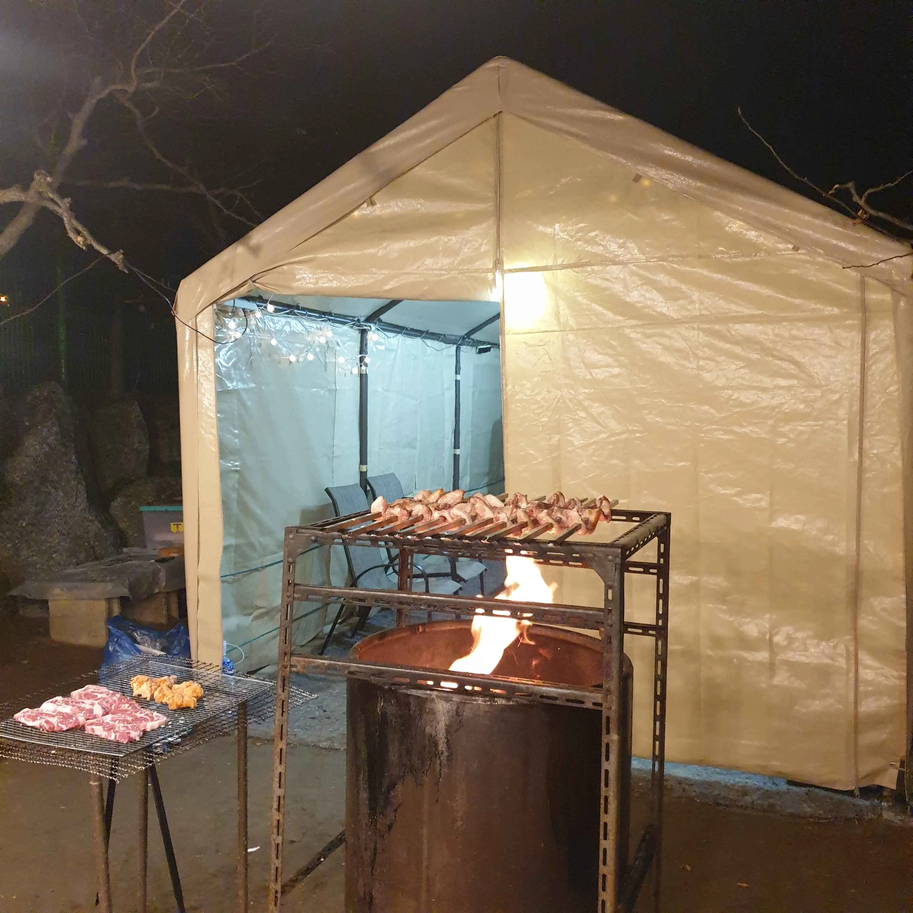 불 위에서 구워지는 바베큐 — 주인장이 직접 굽는다